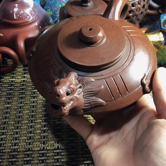 紫砂茶壶原矿泥料手工制作紫砂壶。