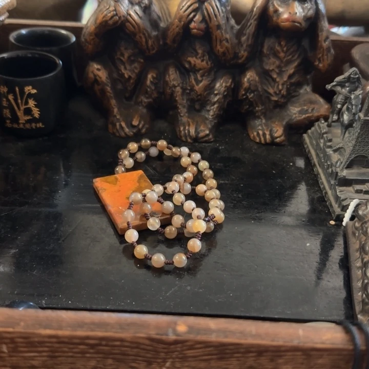 石英质玉颈饰合金