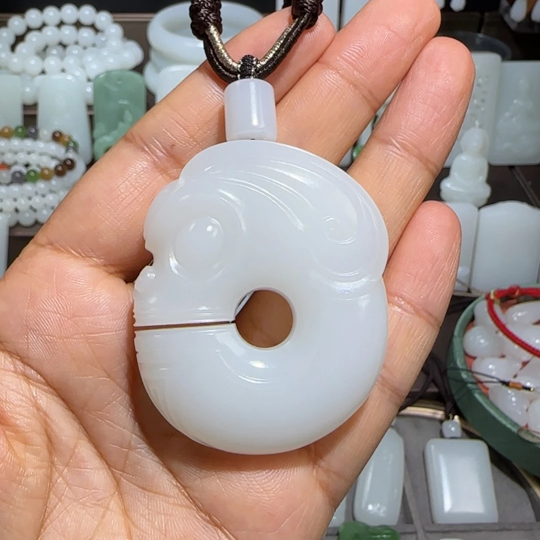 和田玉颈饰未镶嵌大***水