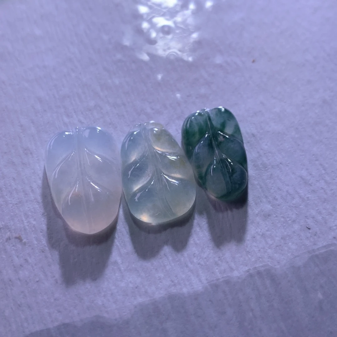 翡翠未镶嵌颈饰一手