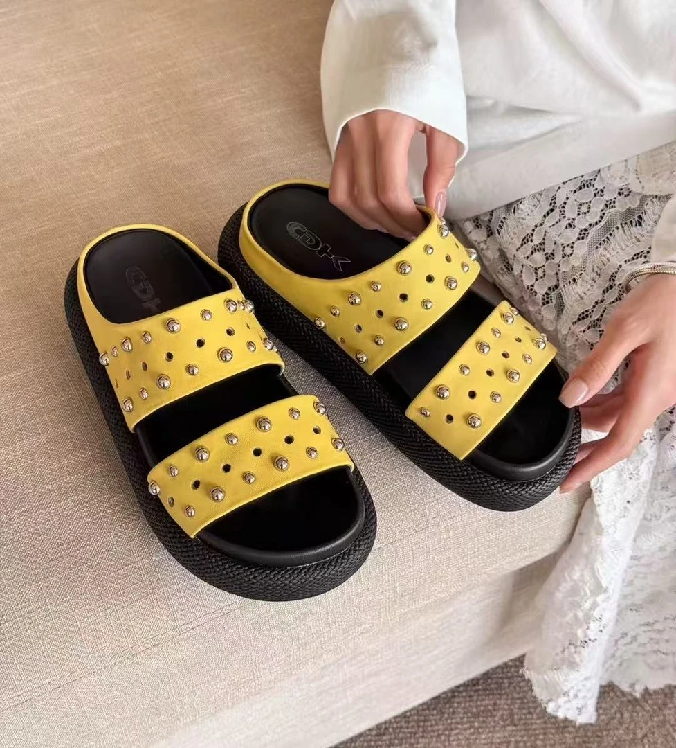 2025夏季新款真皮镂空铆钉鞋时尚潮流一字拖沙滩鞋厚底增高女凉鞋