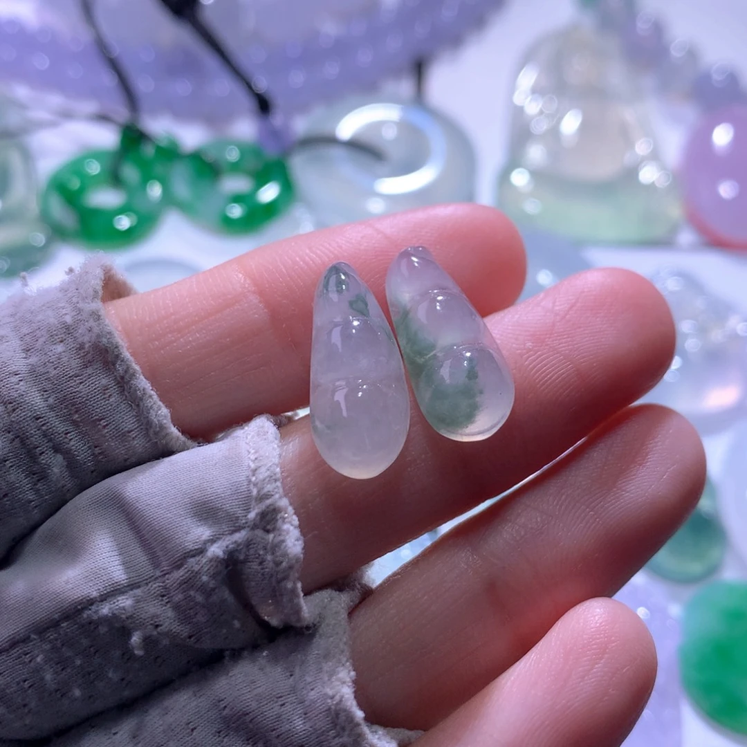翡翠未镶嵌颈饰一对