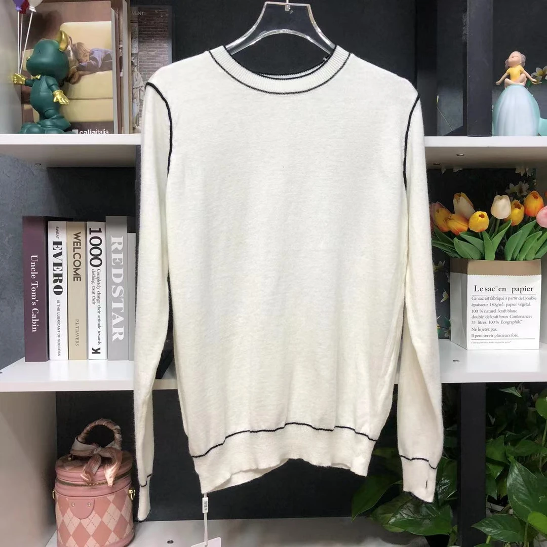 HY10101【春季新款】白色圆领后排扣拼色线条假两件毛衣