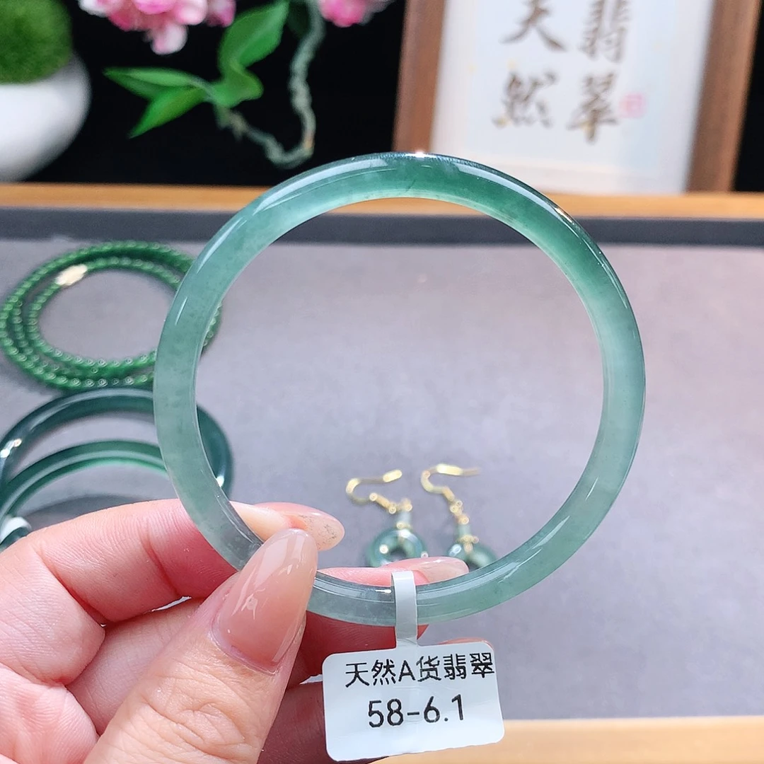 未镶嵌手镯（圆镯）翡翠