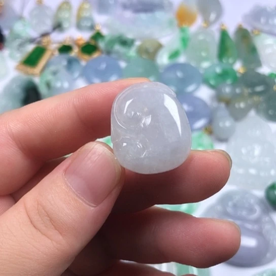 翡翠未镶嵌颈饰如意