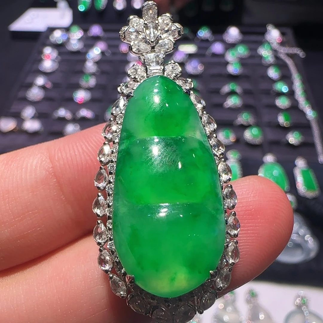 翡翠18K金镶嵌颈饰吊坠