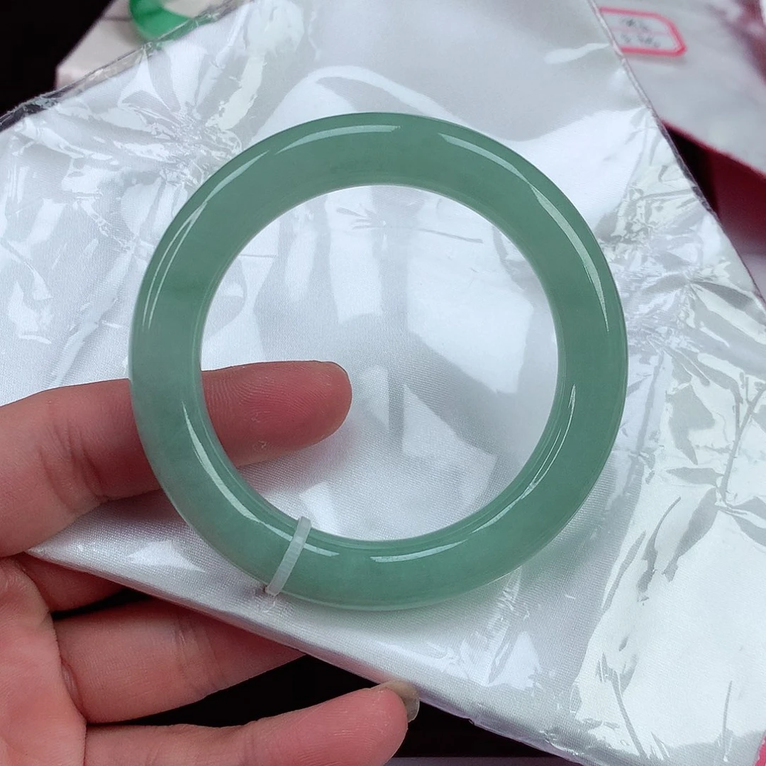 翡翠手镯未镶嵌翡翠