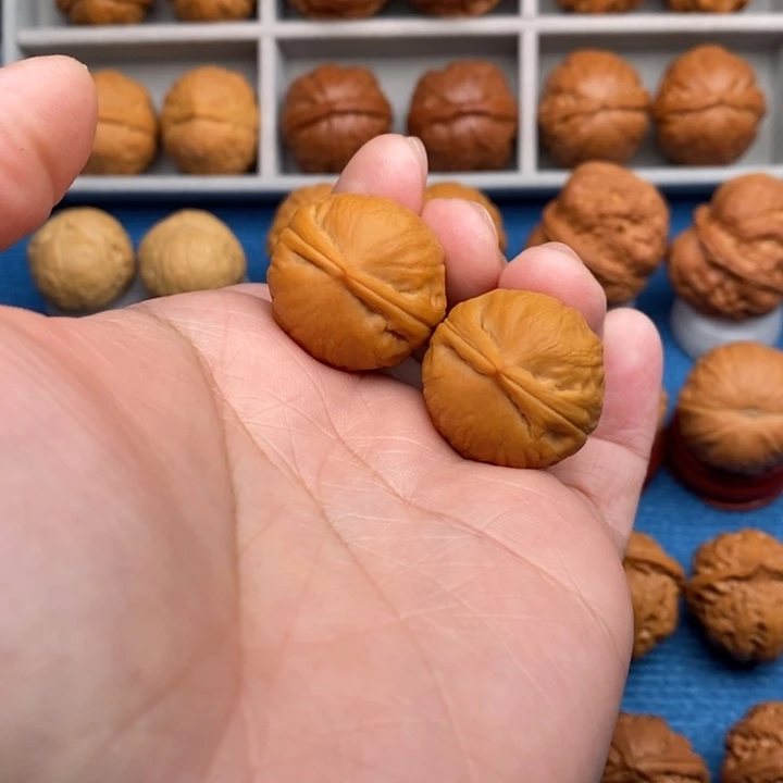 微***点文玩核桃把件龙珠