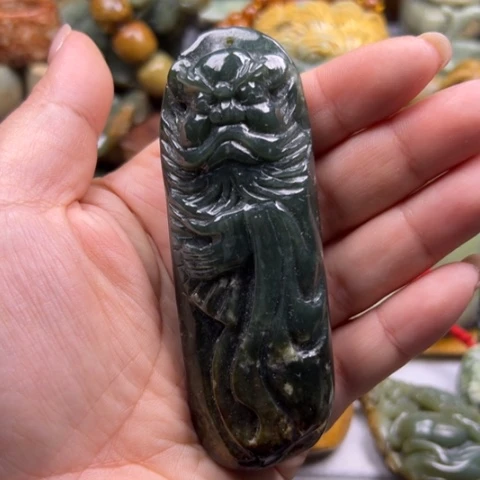 未镶嵌岫岩河磨玉（透闪石质玉）把件