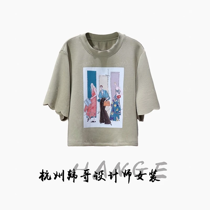 【韩哥女装】2025欧版《歌颂》卡其色人物印花烫钻高克重短袖8079-C5