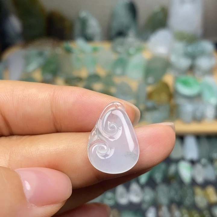 翡翠未镶嵌颈饰如意