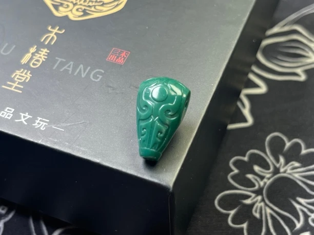 原矿绿松石油绿三通博古纹雕刻 11.8✖️20✖️9.2 全品无暇