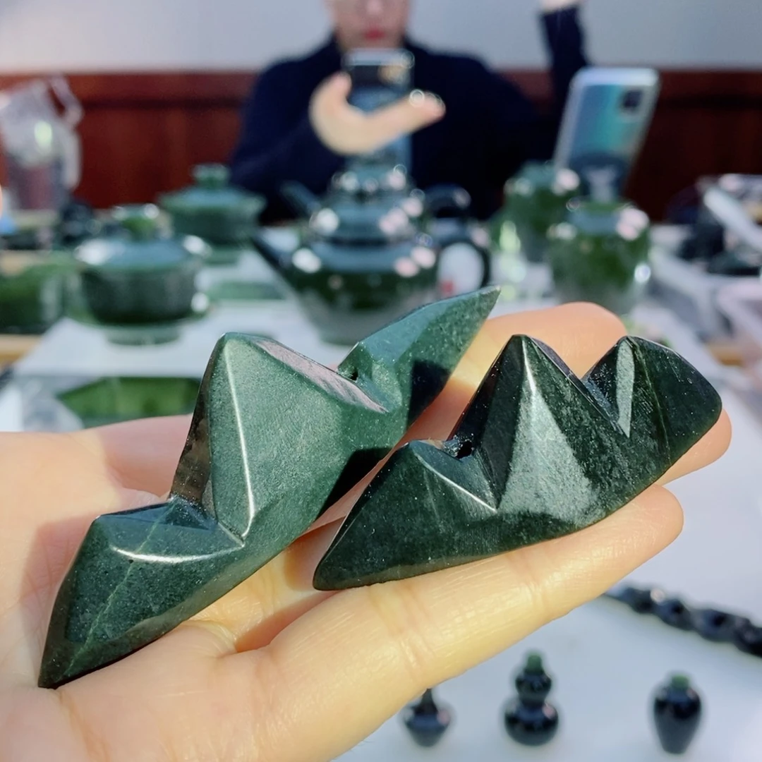 未镶嵌和田玉摆件微瑕