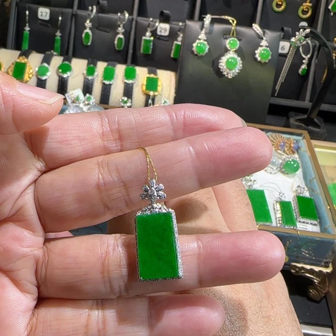 翡翠18K金镶嵌颈饰吊坠