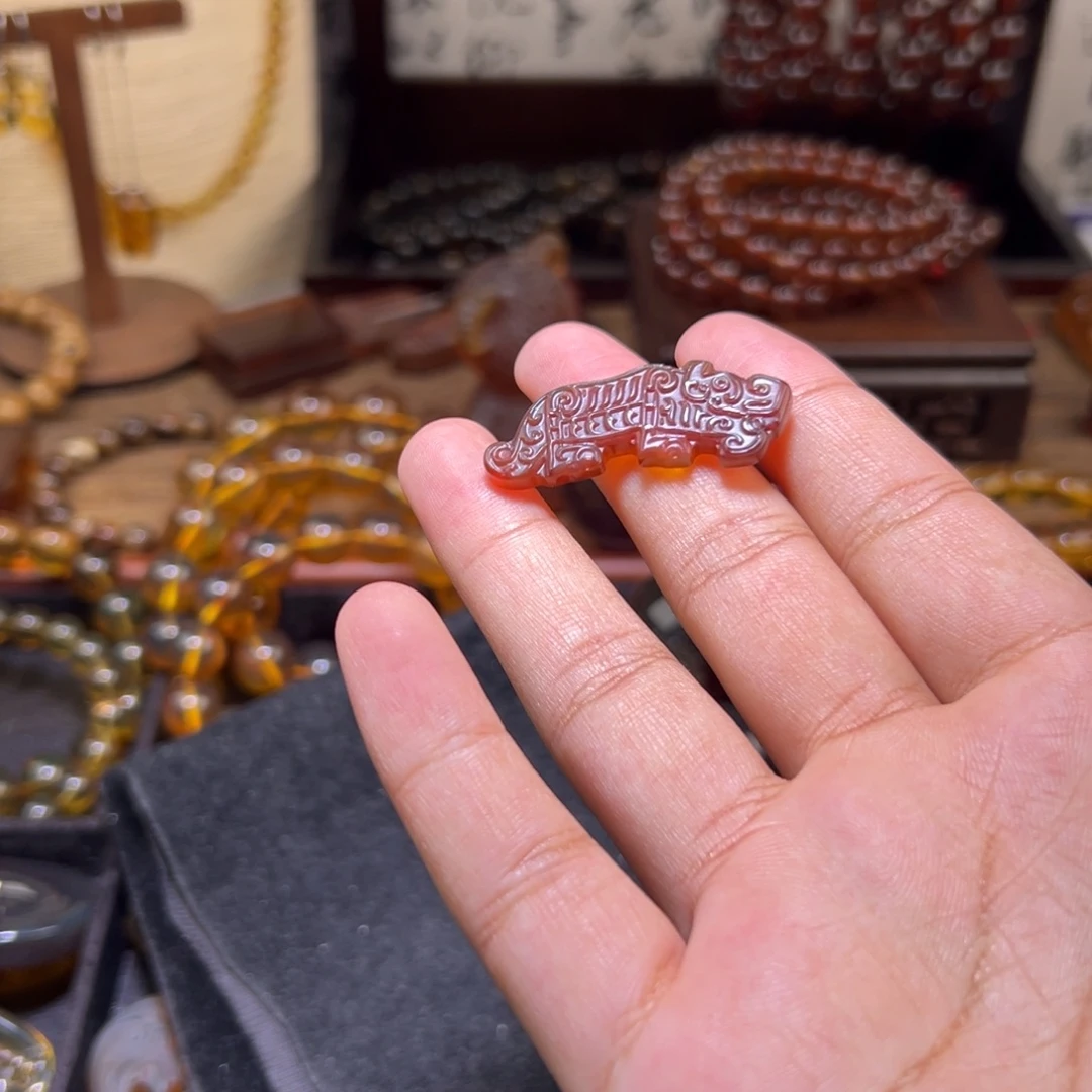 琥珀未镶嵌颈饰虎纹