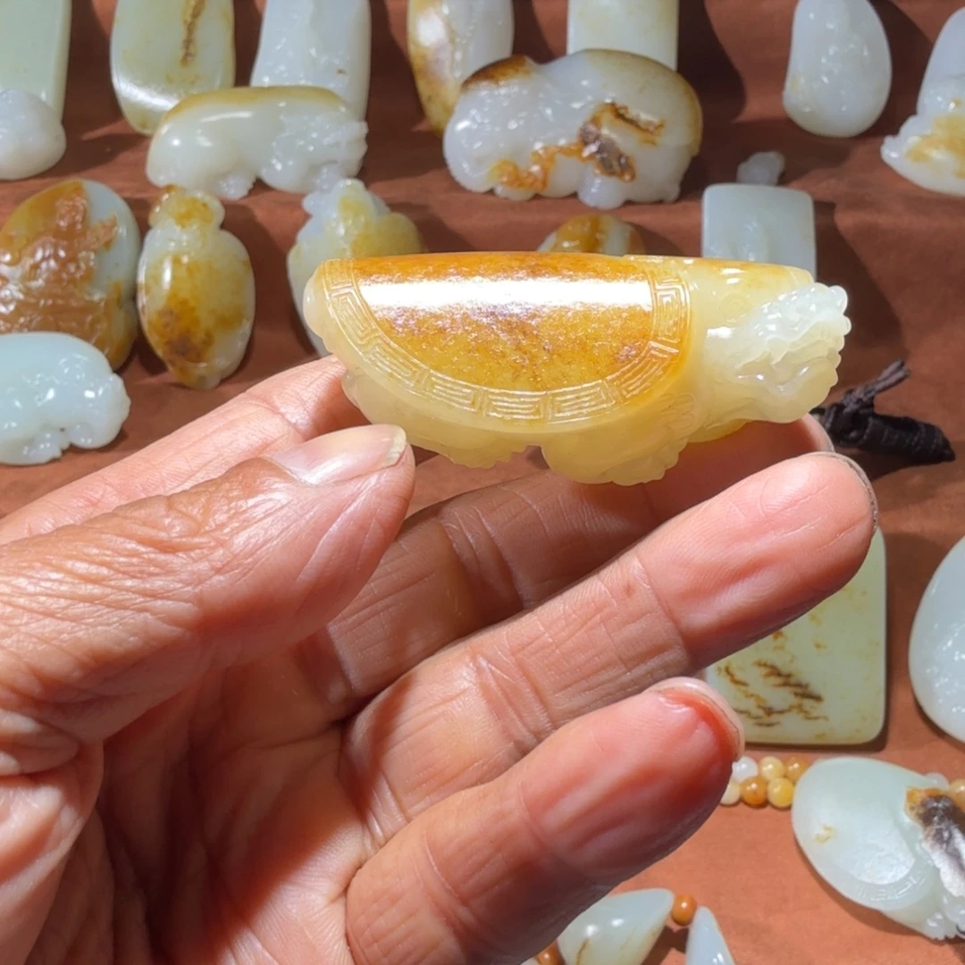 扶***摇和田玉未镶嵌颈饰