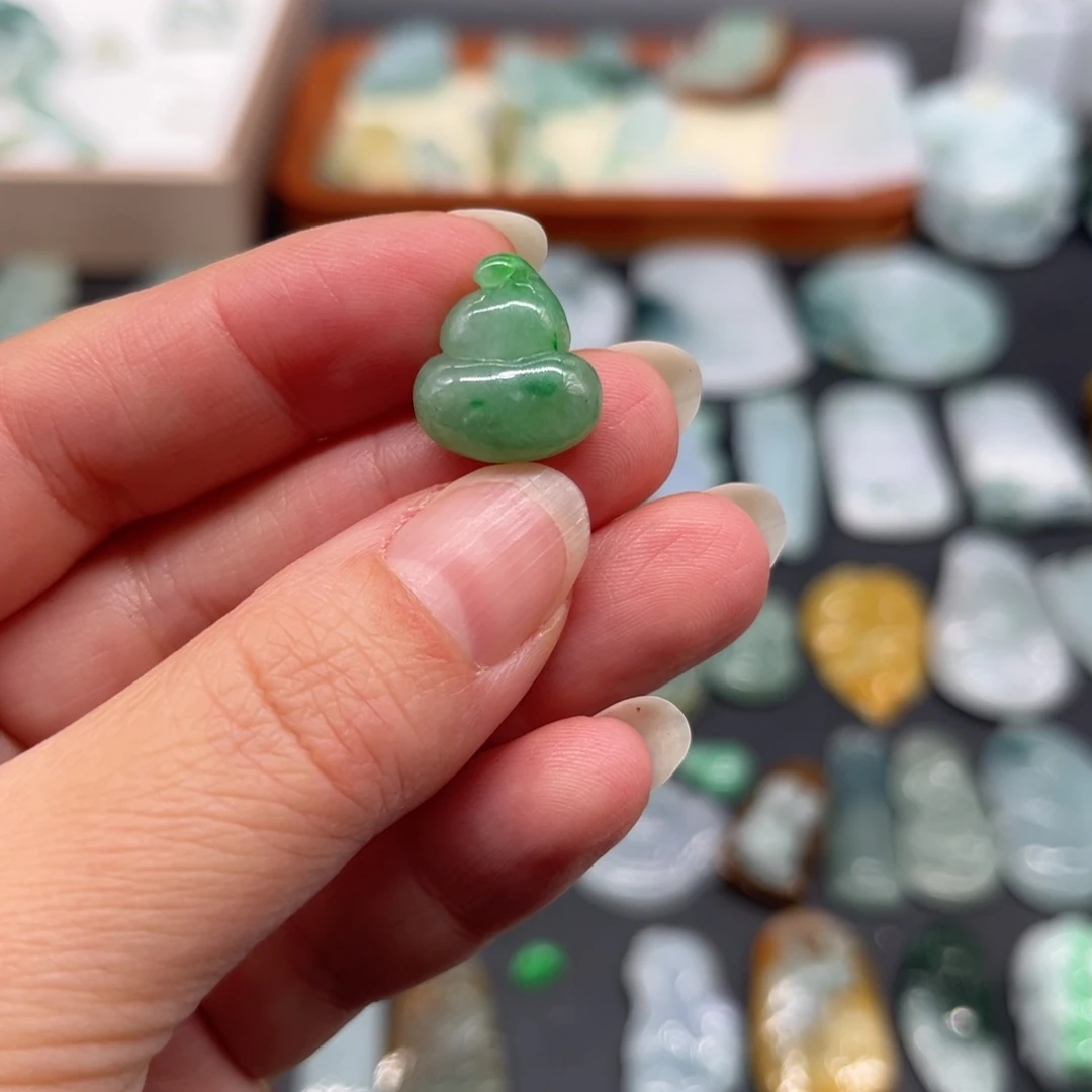 翡翠未镶嵌颈饰葫芦