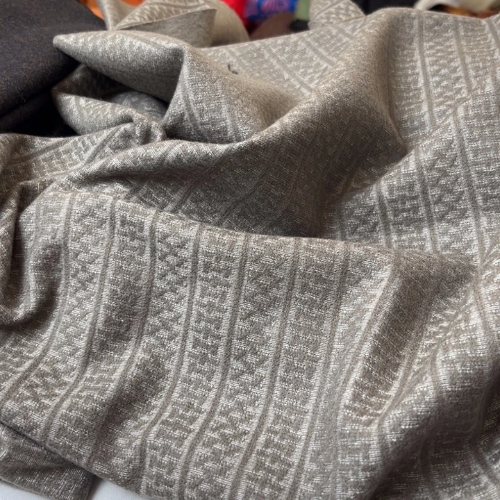 灰色花纹针织羊绒1.5米。