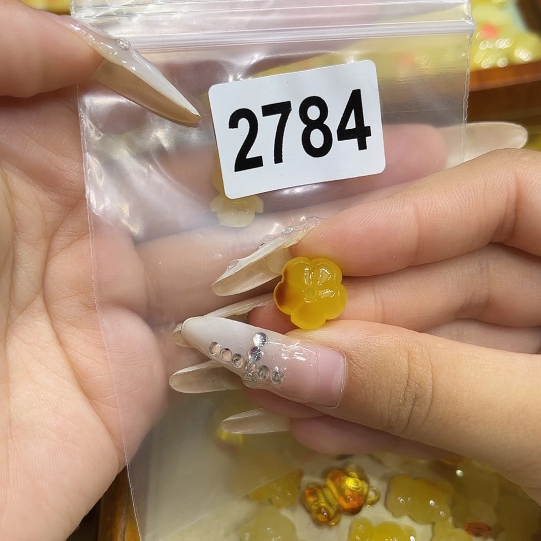 艾***粒琥珀未镶嵌珠宝奇石