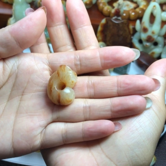 颈饰未镶嵌透闪石质玉?**L