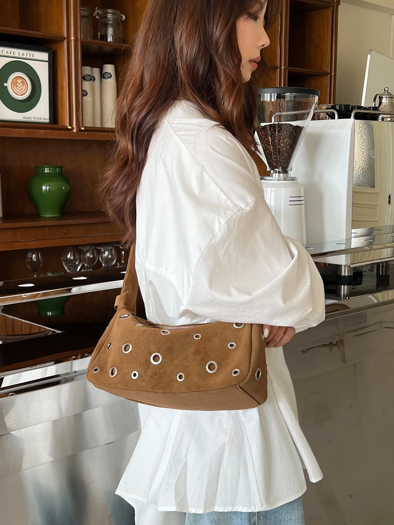 小众设计铆钉机车风腋下包2025新款时尚洋气hobo包单肩斜挎枕头包