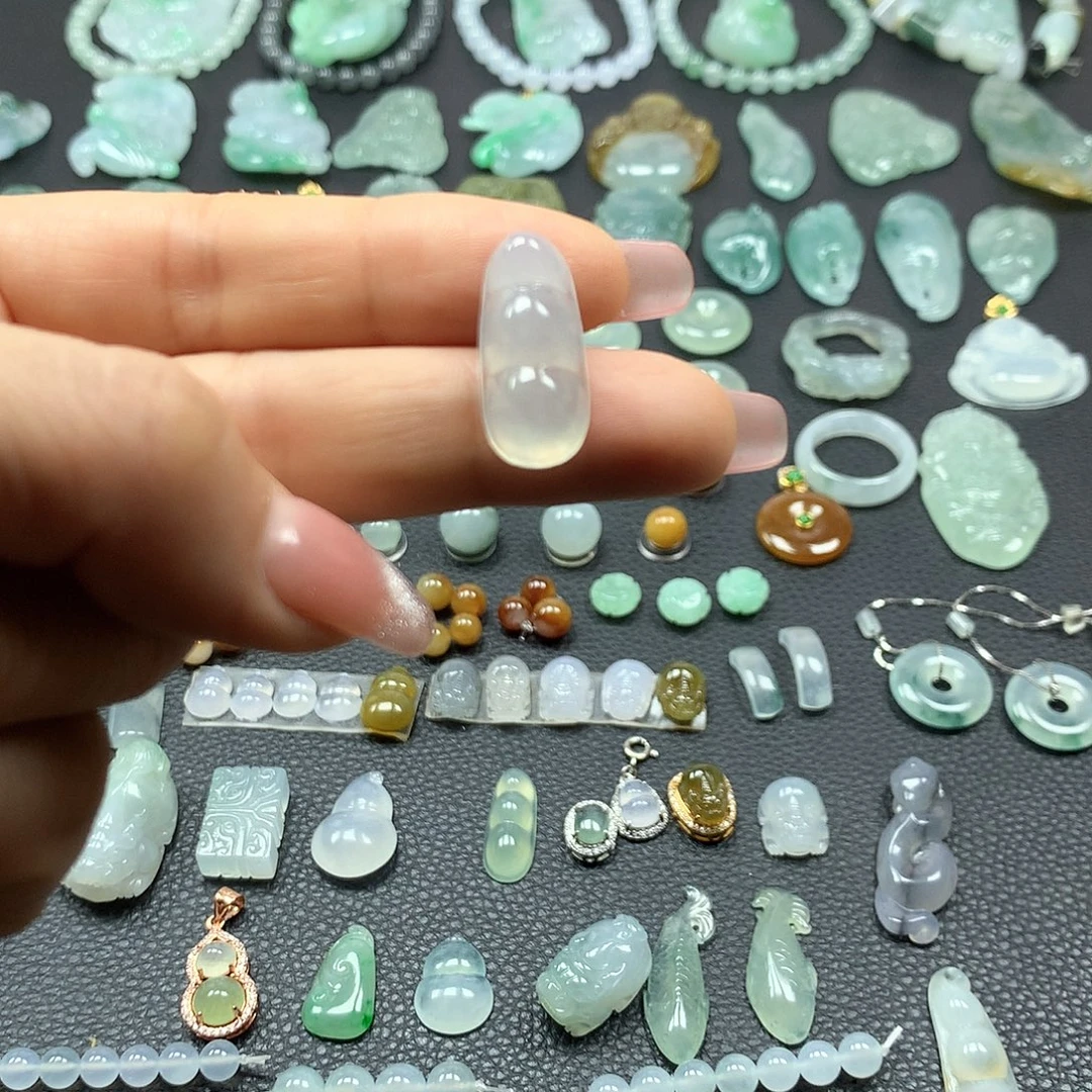 翡翠未镶嵌颈饰豆子