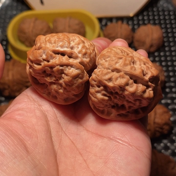 文玩核桃把件大八腿鱼籽纹