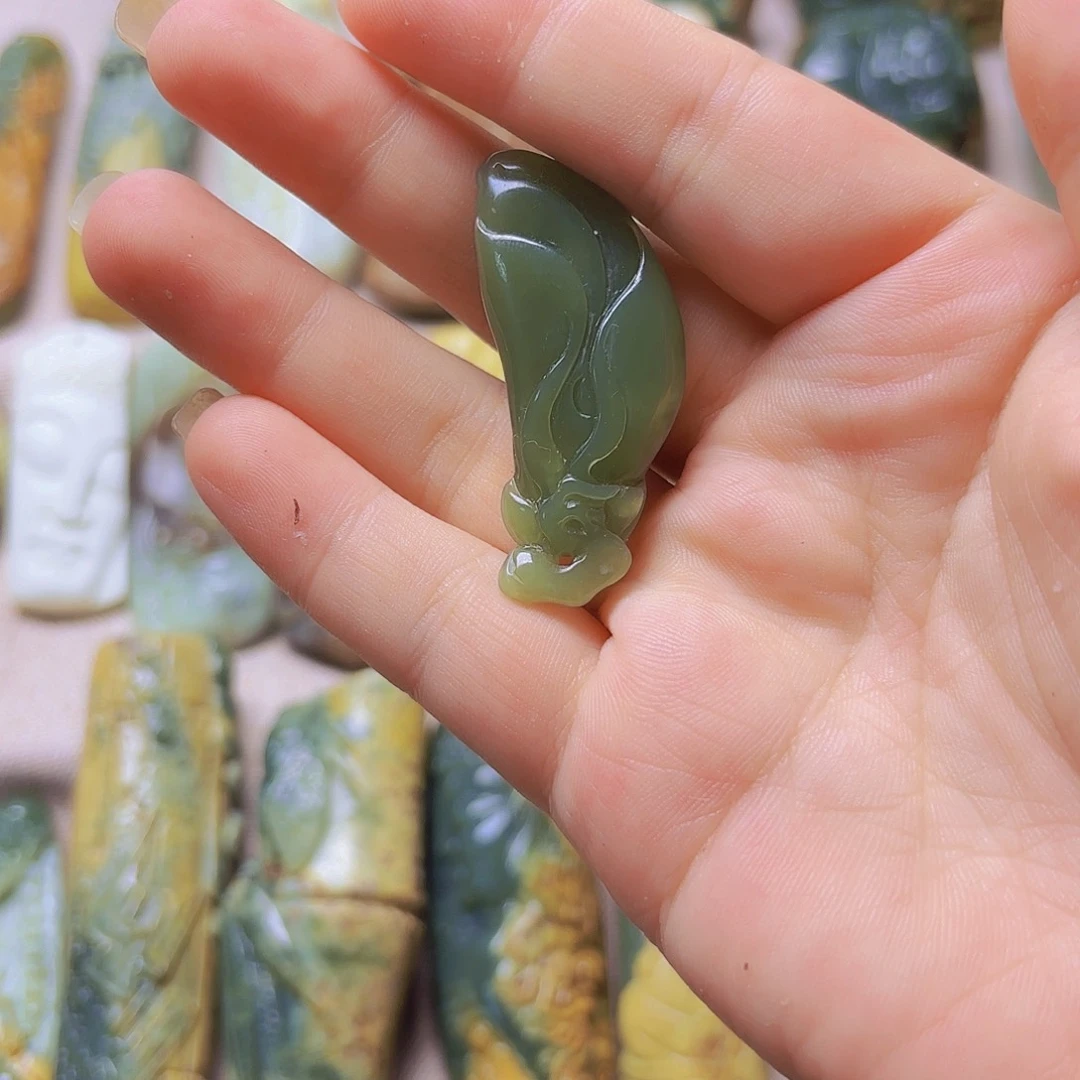 未镶嵌岫岩河磨玉（透闪石质玉）挂件