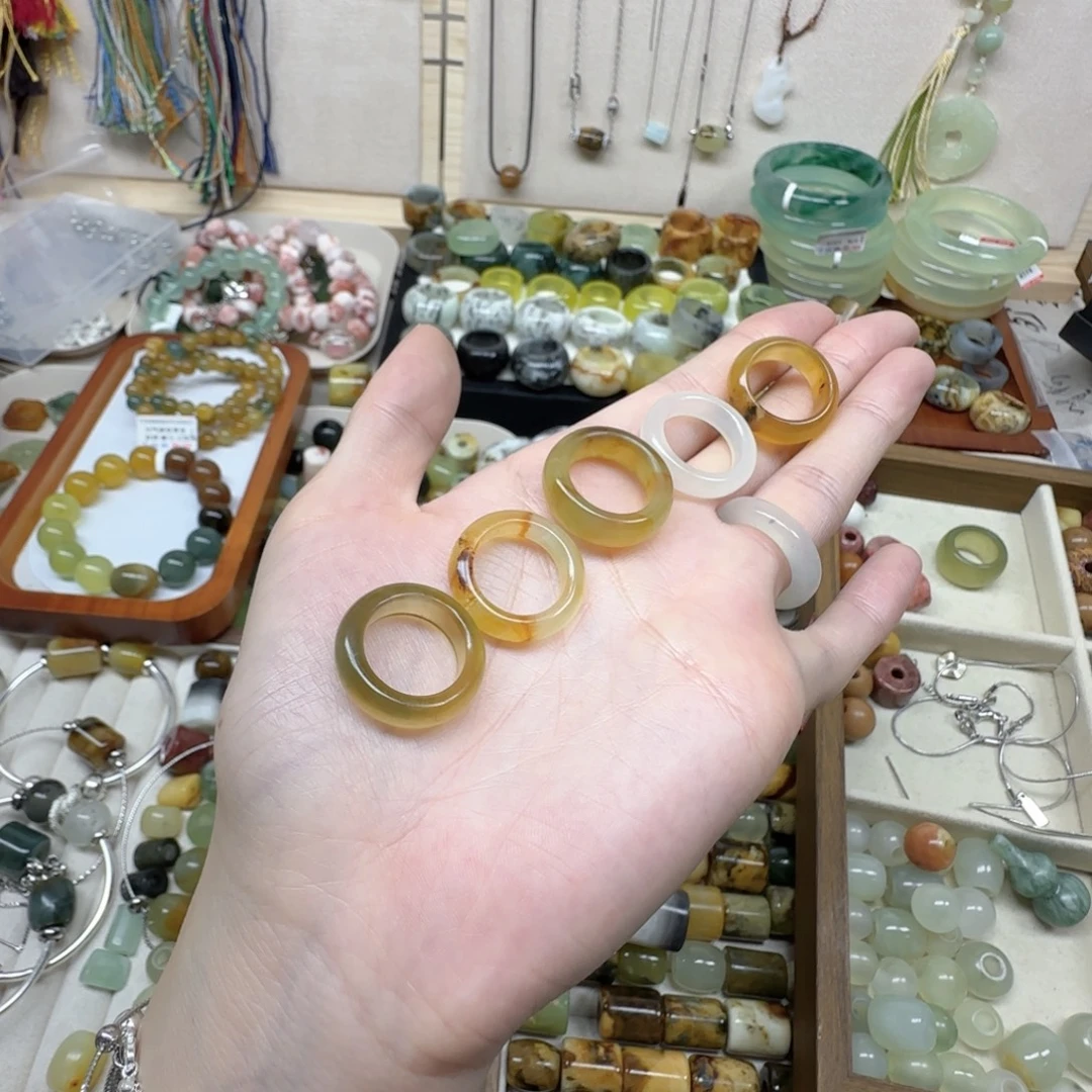 一***子岫玉未镶嵌岫玉戒指搭配