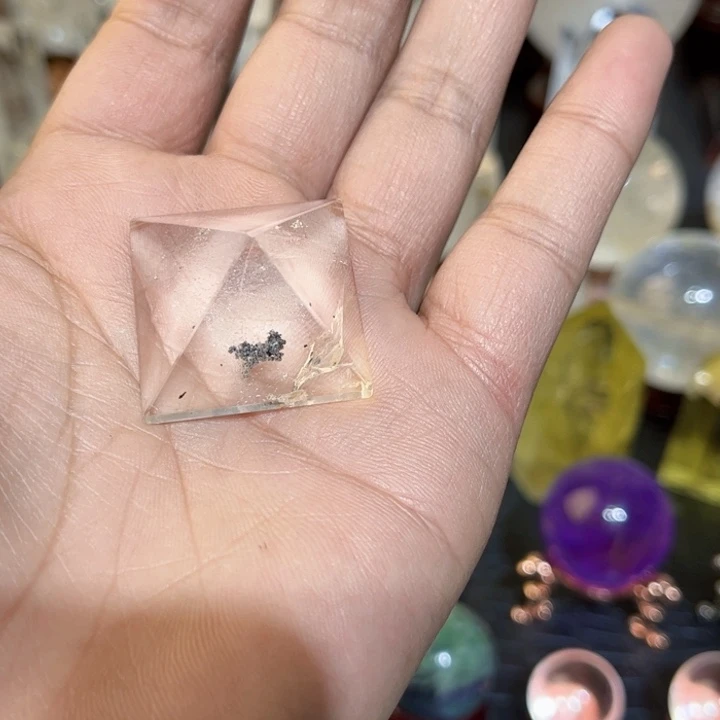 水晶摆件未镶嵌金字塔