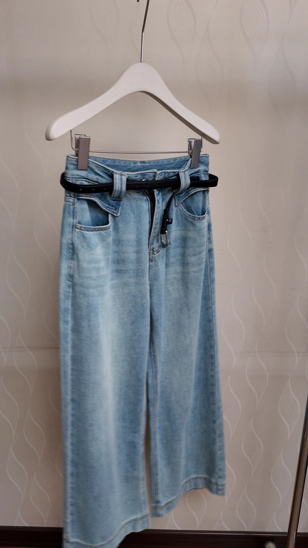 浅蓝色九分牛仔裤带腰带