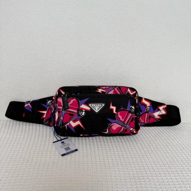 99新 Prada/普拉达  5960/时尚经典彩绘涂鸦尼龙胸腰包