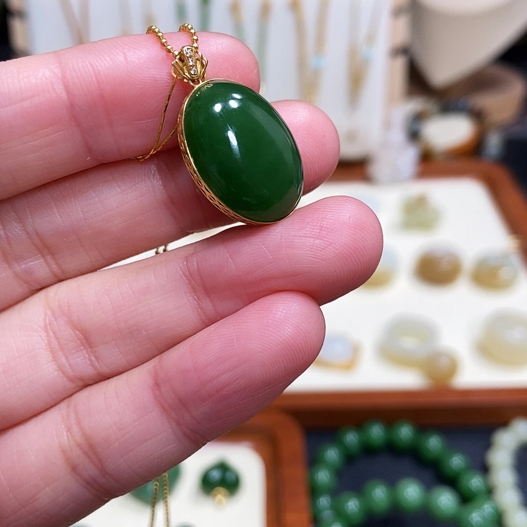 和田玉18K金镶嵌吊坠(赠链)