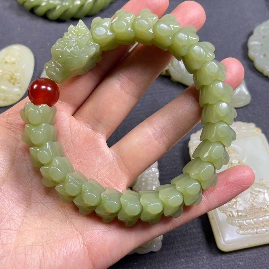 大***爷和田玉未镶嵌颈饰