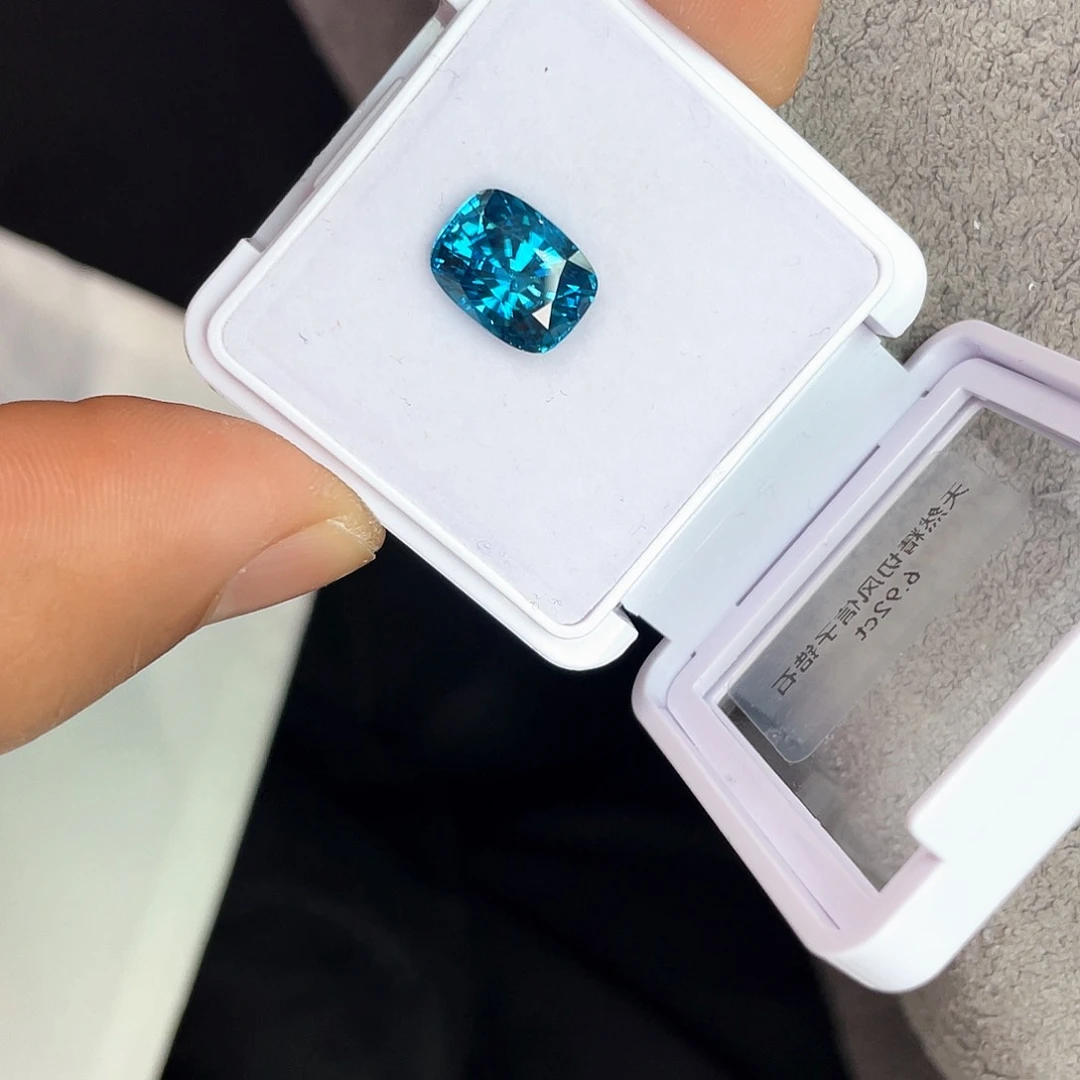 裸石天然锆石未镶嵌、***光6.92Ct。
