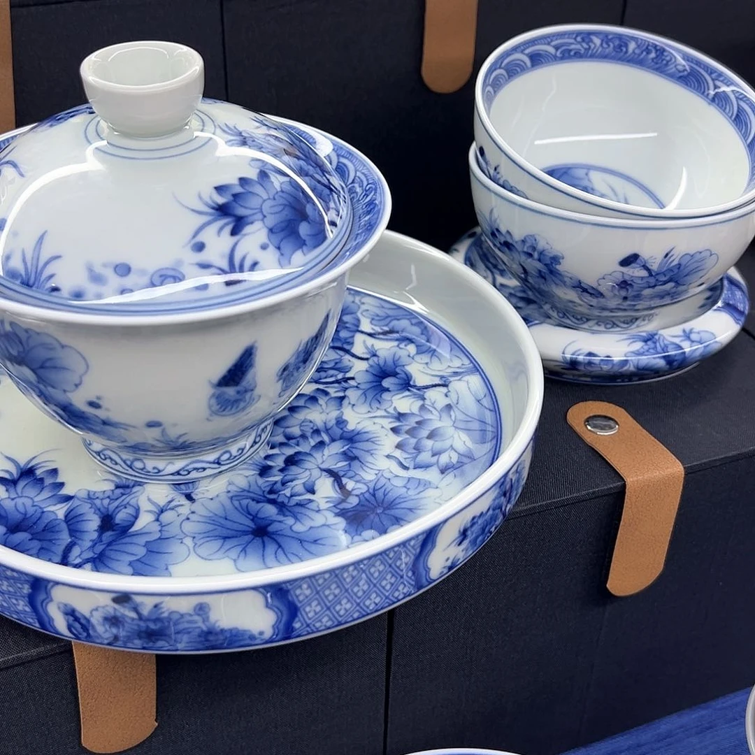 青花釉下彩手绘盖碗