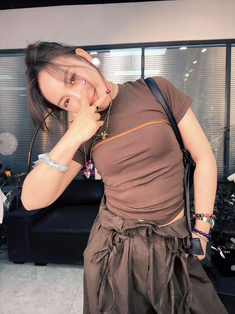 《赵小姐推荐》 圆领BM风短袖辣妹风T恤