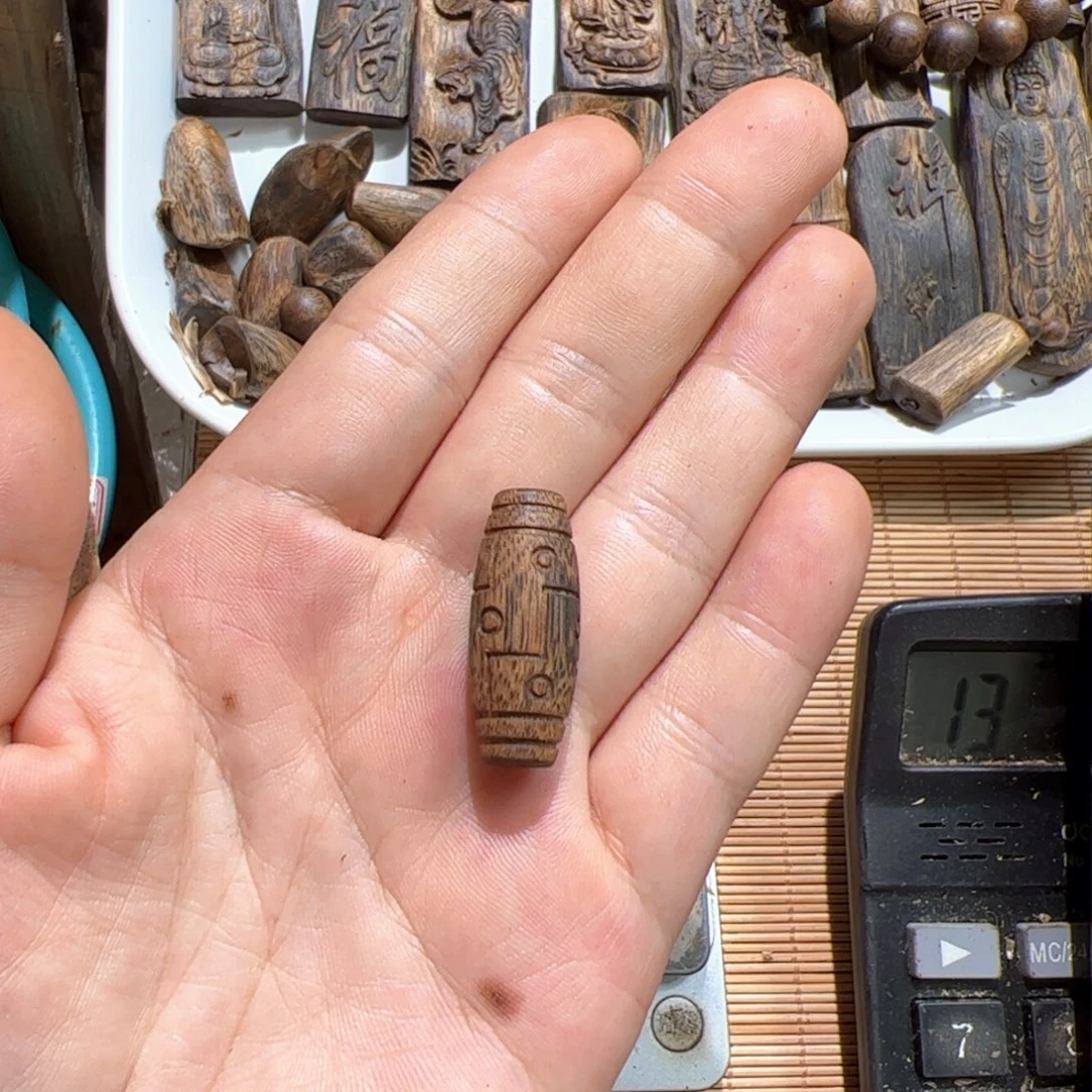 沉香沉香碎屑乌身圆叶雕刻
