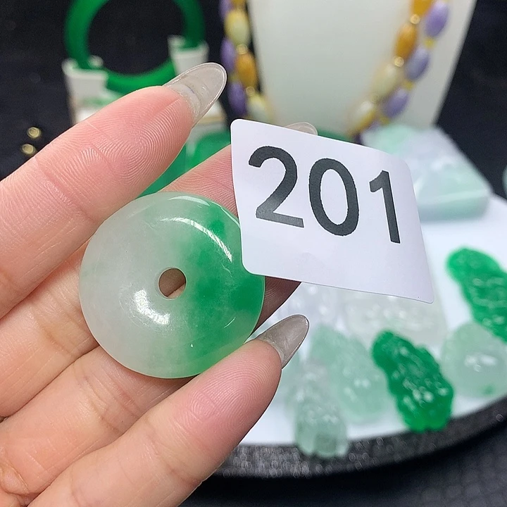 翡翠吊坠(赠链)未镶嵌