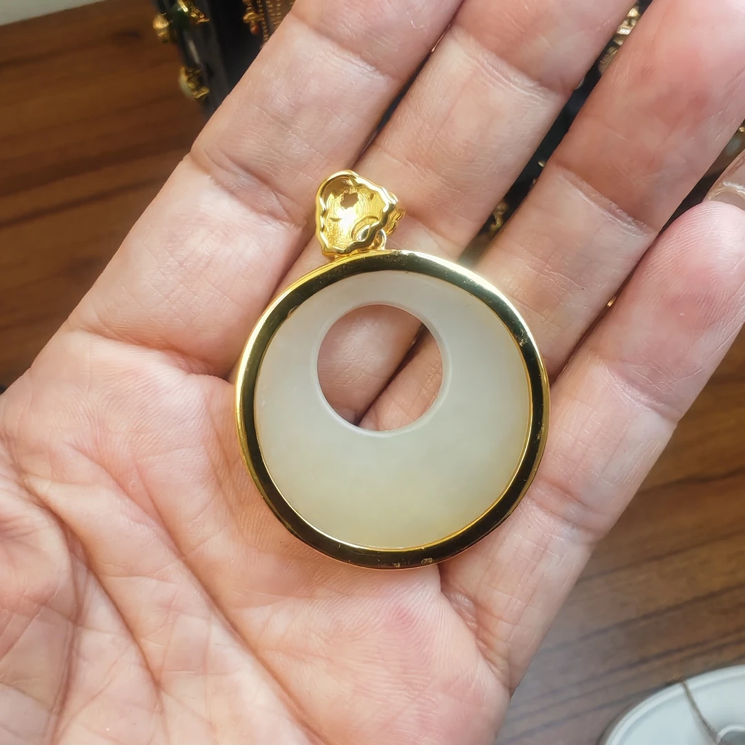 S925银古法鎏金镶嵌和田玉珐琅彩吊坠