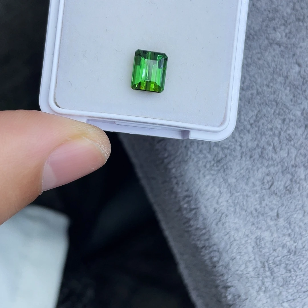 碧玺未镶嵌裸石2.62Ct。