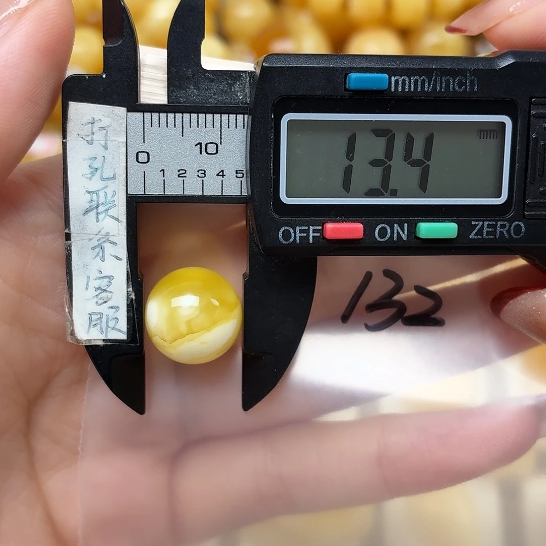 ****，琥珀未镶嵌裸石蜜蜡