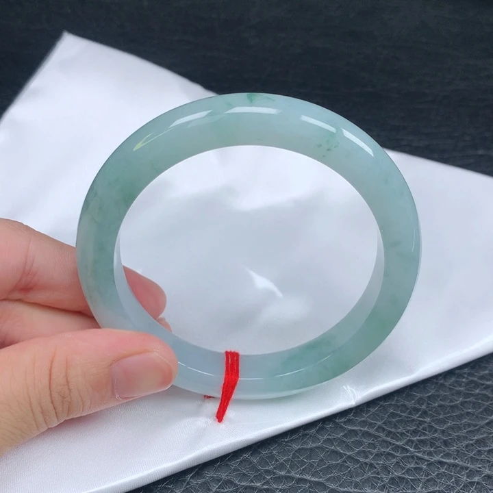 翡翠手镯未镶嵌。