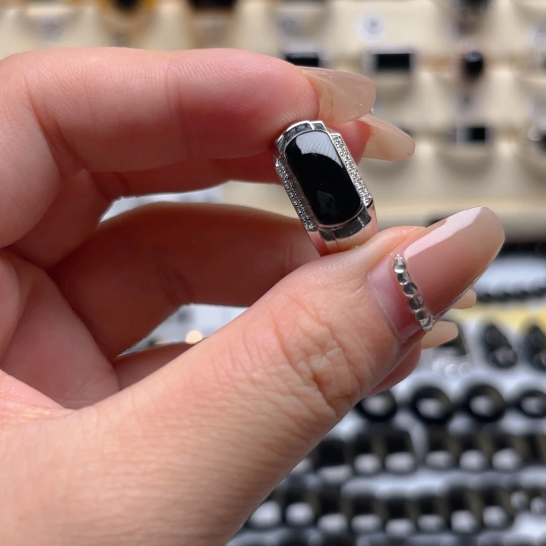 翡翠戒指18K金镶嵌缅甸翡翠