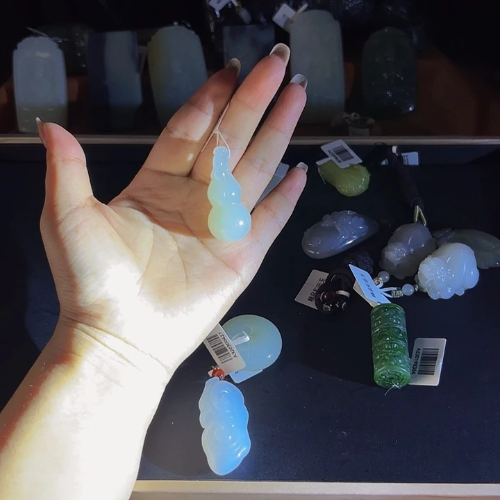 辰***爸和田玉未镶嵌颈饰