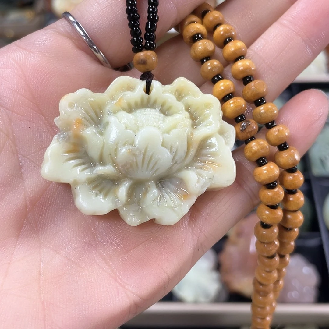 蛇纹石玉颈饰合金