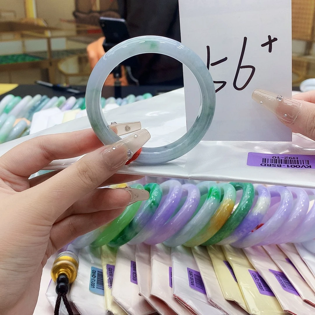 翡翠未镶嵌手镯bnm。