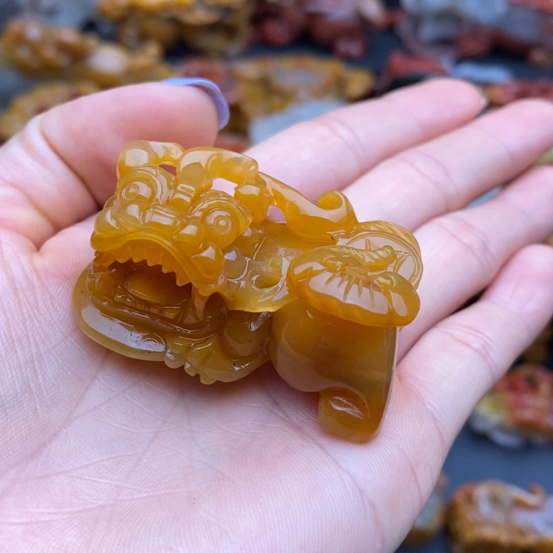 未镶嵌石英质玉（黄龙玉）颈饰