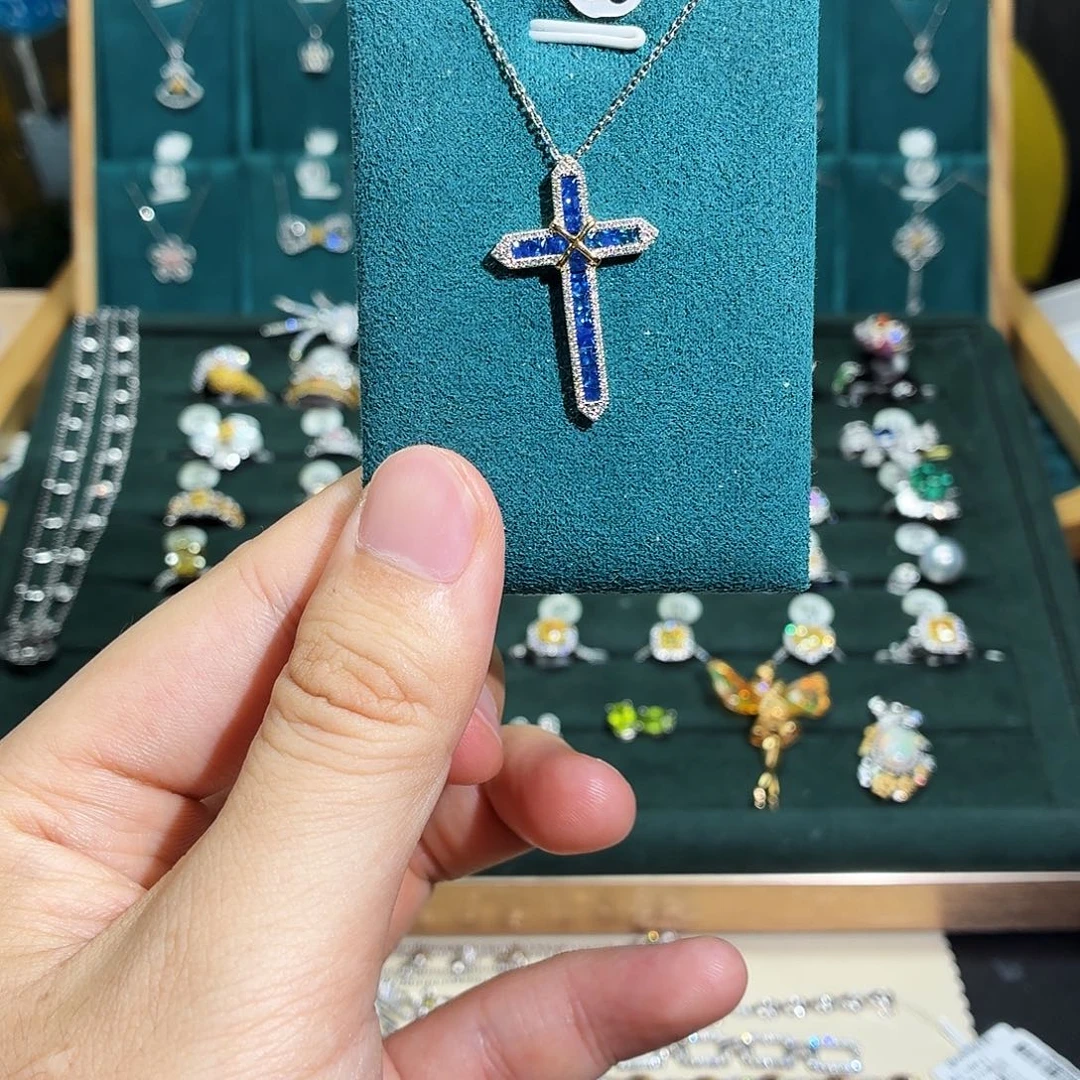 颈饰蓝宝石18K金镶嵌