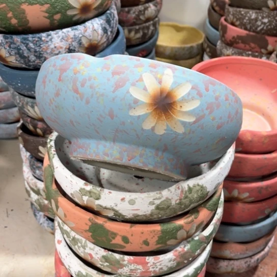 罐默认微瑕，有孔编号21-282